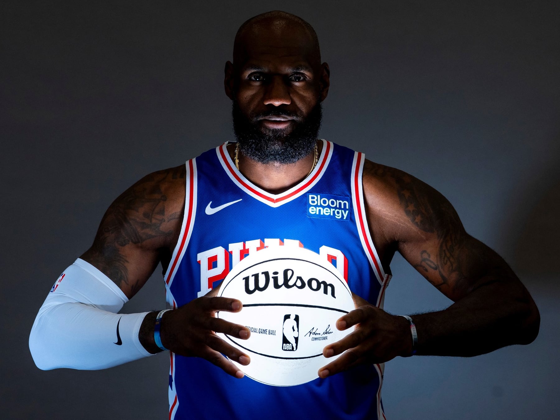 LeBron James llega a los Sixers con la mira en el anillo y la familia a tres mil kilómetros