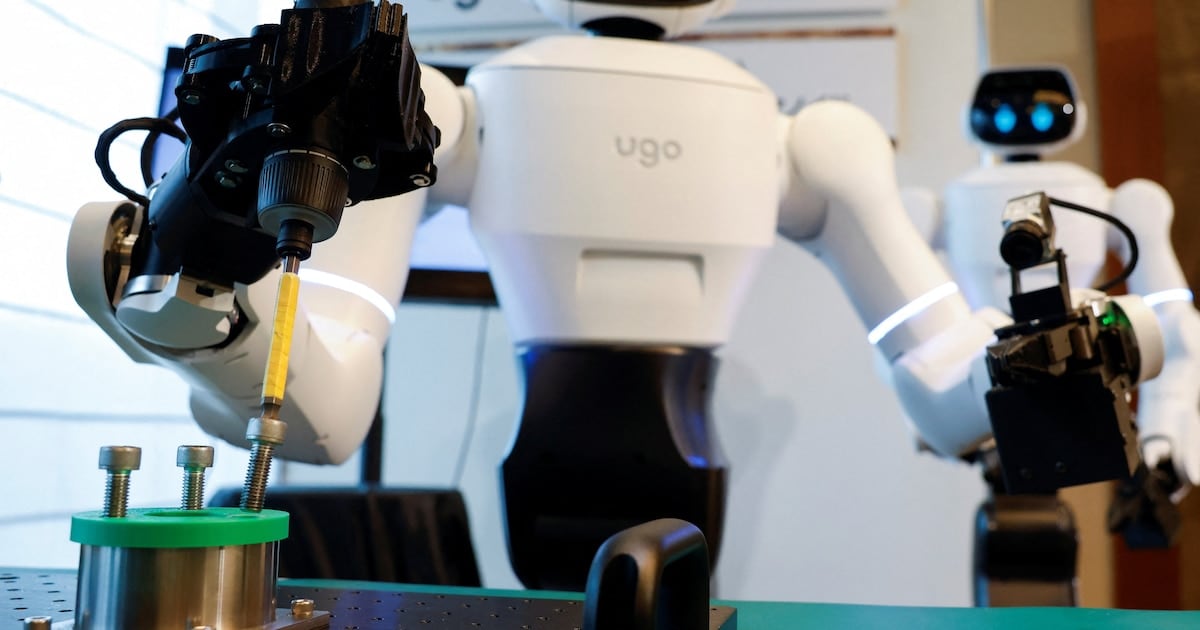 Japón prueba un robot con IA para atender visitantes y levantar bandejas: ¿la solución a la falta de personal o un gasto de cinco millones de yenes?