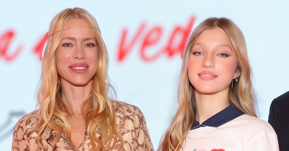 Allegra Cubero pisó la pasarela a beneficio y Nicole Neumann la aplaudió desde la primera fila