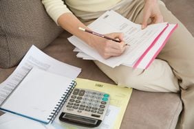 Haber mínimo con refuerzo: la jubilación llega a $505.748,51 y la AUH se ubica en $156.588 por hijo