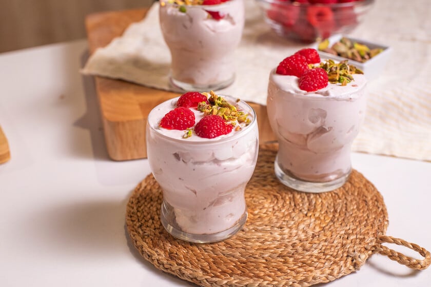 Una mousse de frambuesas sin huevo: textura aireada con solo 15 minutos de manos en la cocina