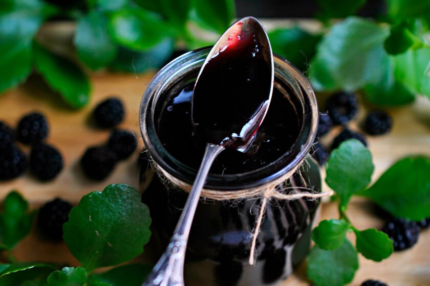 Una mermelada de moras silvestres para sumar a la mesa familiar: receta casera con manzana y limón