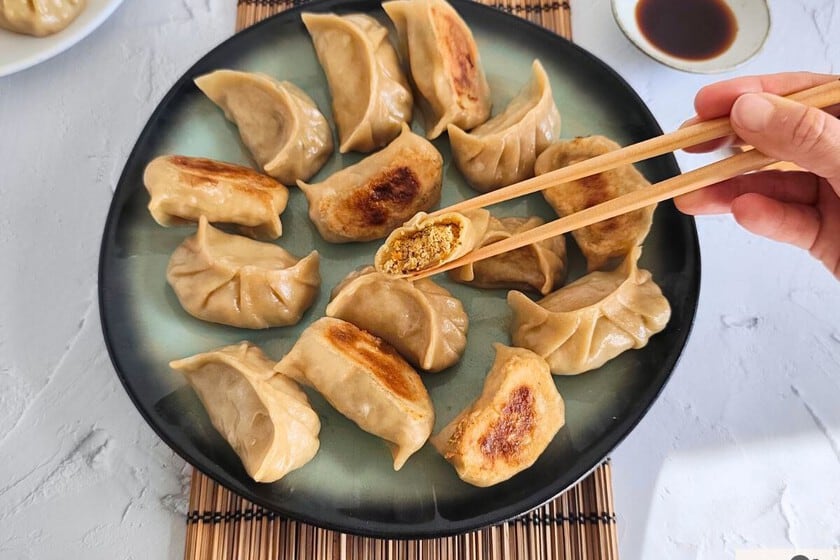 Treinta gyozas caseras de verduras con tofu ahumado y shiitake, una receta con cocción en dos pasos