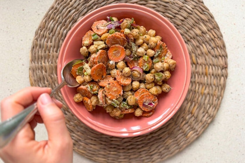 Una ensalada templada de garbanzos y zanahoria que se resuelve en el horno con tahini y aceite de sésamo