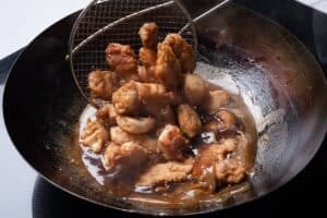 Pollo al limón: proporciones, técnica de rebozado y salsa para replicar el clásico en casa