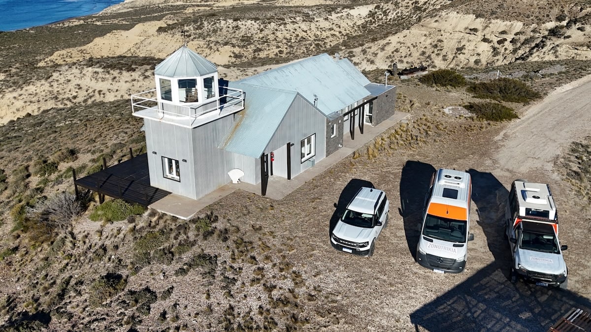 Una estancia de 7.328 hectáreas en Península Valdés combina avistaje de ballenas desde la costa, caminatas por la estepa y gastronomía en un casco fundado hace un siglo