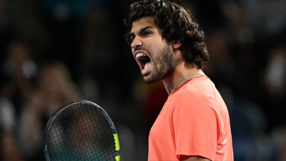 Alcaraz avisa que va en serio: final en Tokio después de la remontada ante Munar