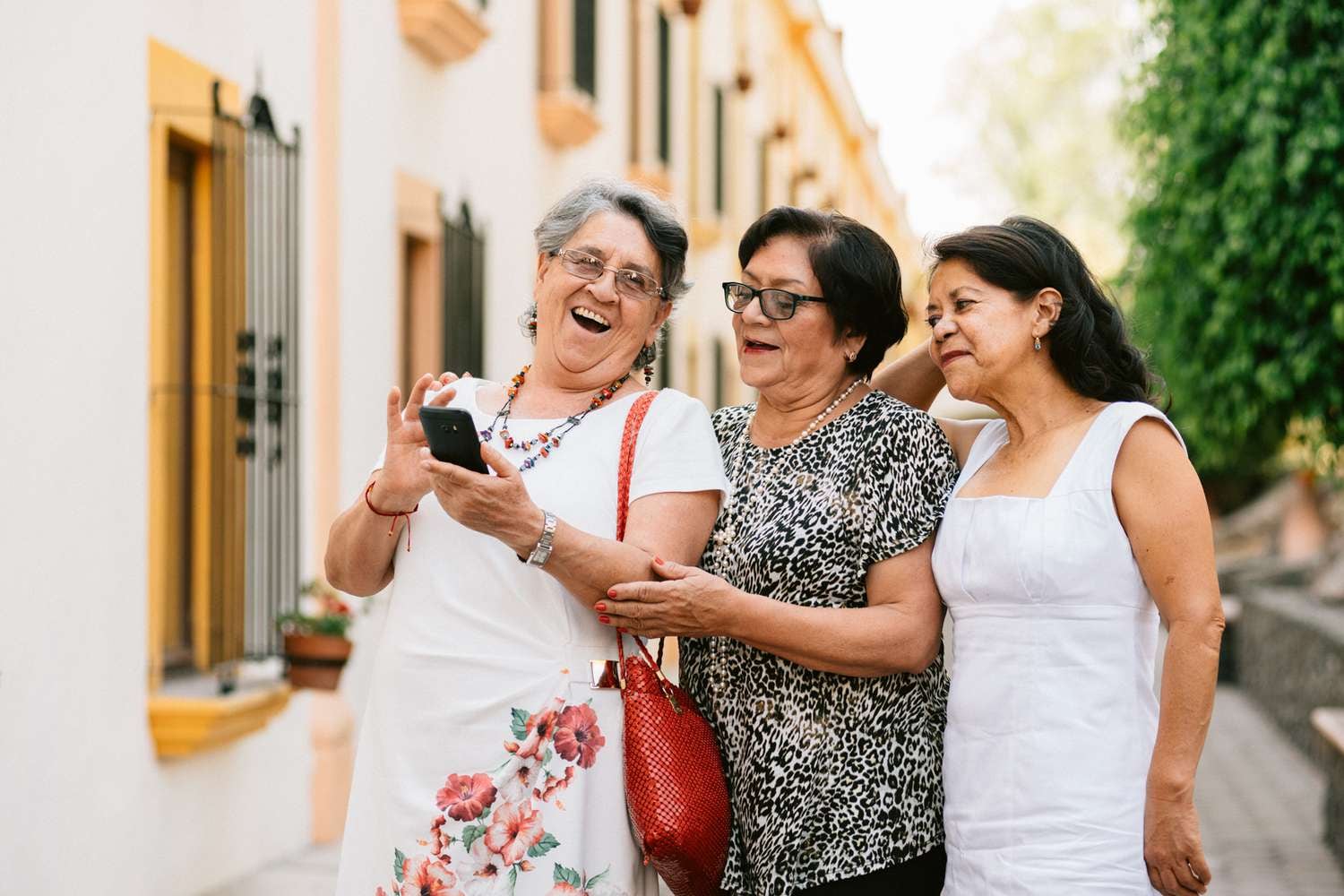 A los 85, siguen haciendo valijas: la historia de Sandra y Eleanor, dos amigas que llevan recorridos medio mundo juntas
