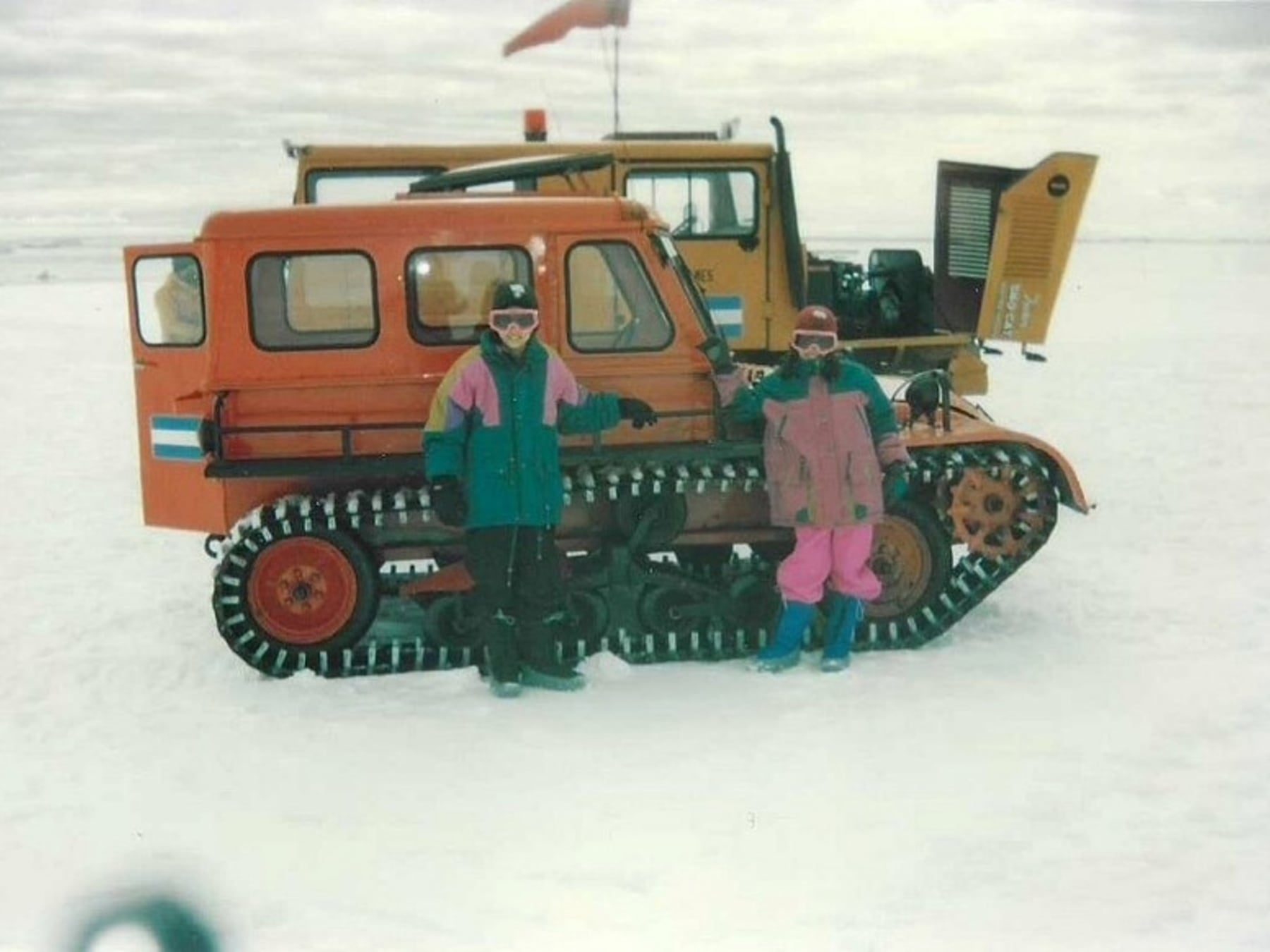 Una infancia entre glaciares: la historia de Natalia López, la niña que soñaba con un micrófono desde la Base Esperanza
