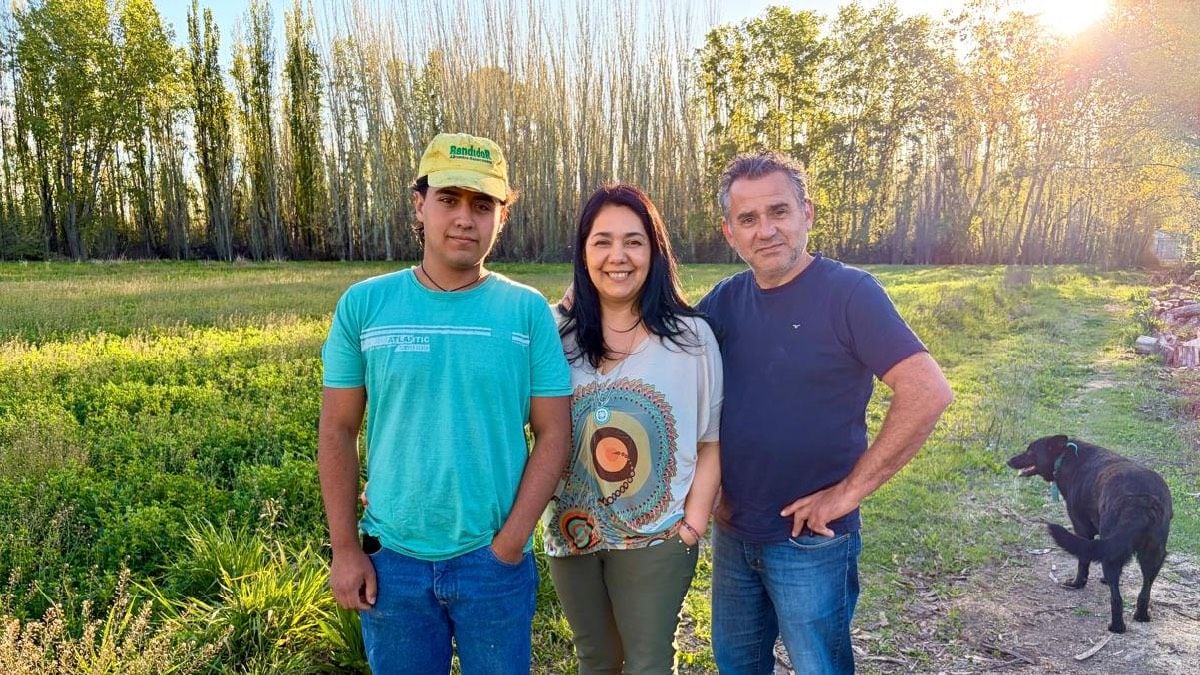 Una decisión a contramano del progreso: la familia que eligió volver a la tierra y sostenerla con su propio sueldo