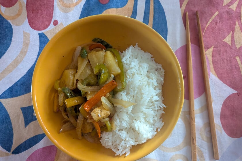 Tofu agridulce con piña: cómo replicar el salteado chino sin perder el equilibrio de la salsa