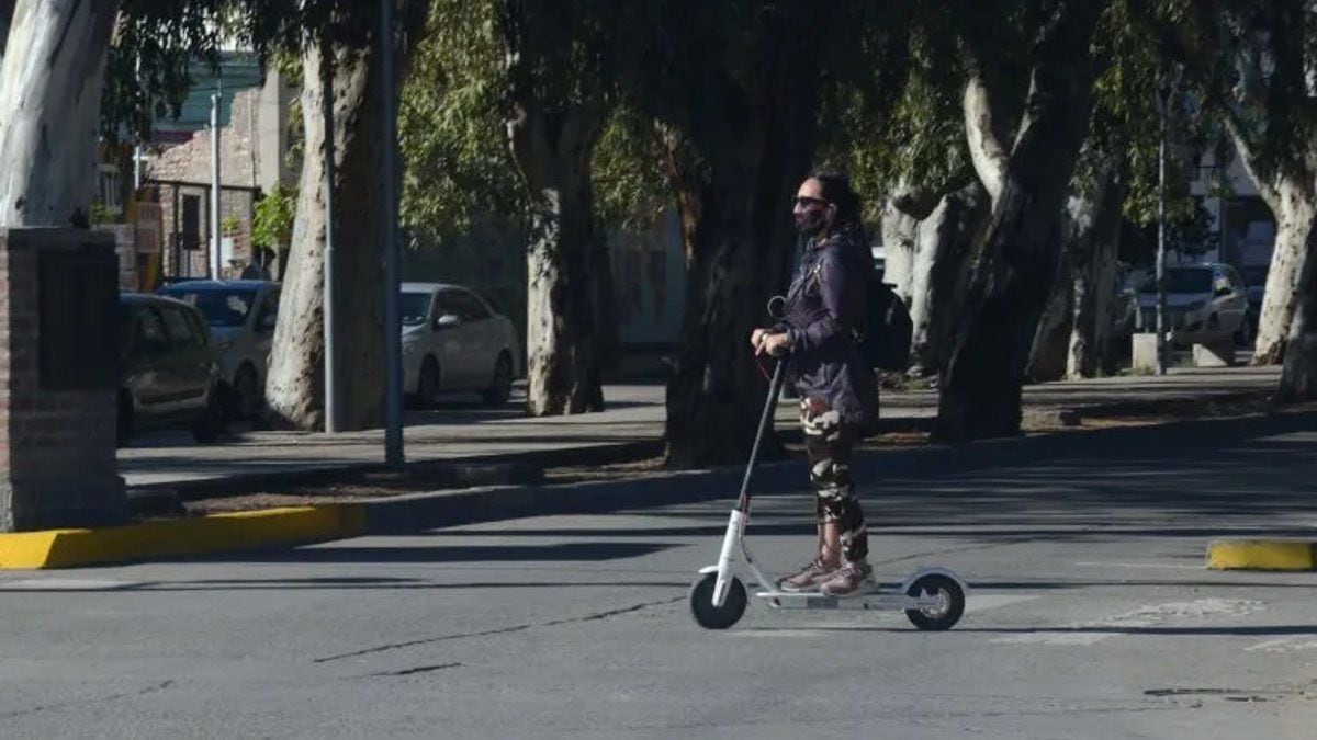 Neuquén se sube al monopatín: cien rodados eléctricos, una app y la promesa de llegar antes del verano