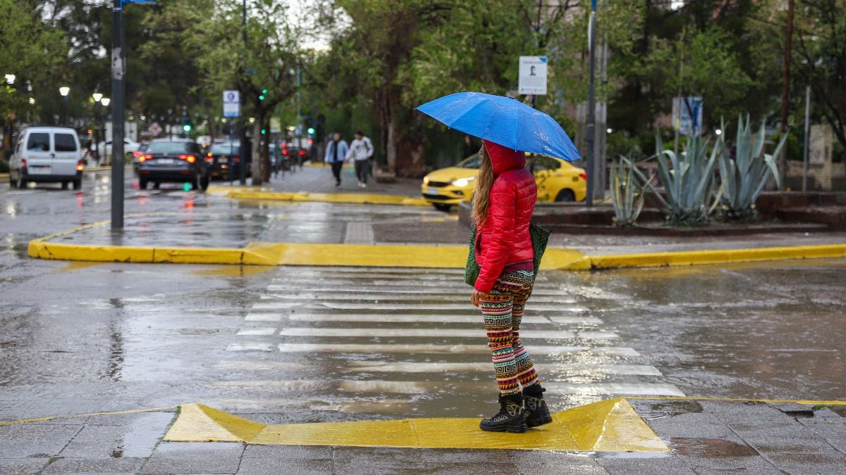 Neuquén se prepara para una tarde de tormentas: seis departamentos bajo alerta naranja y el viento ya empieza a sentirse en la calle