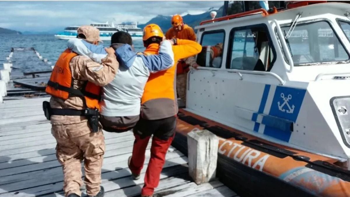Una evacuación por lago Nahuel Huapi sacó a un turista lesionado del sendero al Bosque de los Arrayanes, en Villa La Angostura