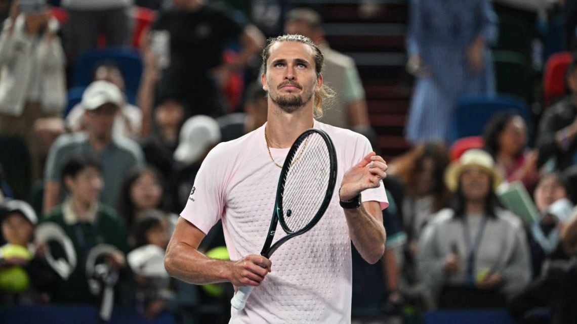 Zverev sudó la gota fría ante un Bublik con la artillería pesada y va por De Miñaur en Shanghái