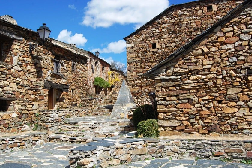 Aulas entre cuarcitas: el pueblo de la Sierra Norte que el Estado recuperó del polvo y el silencio