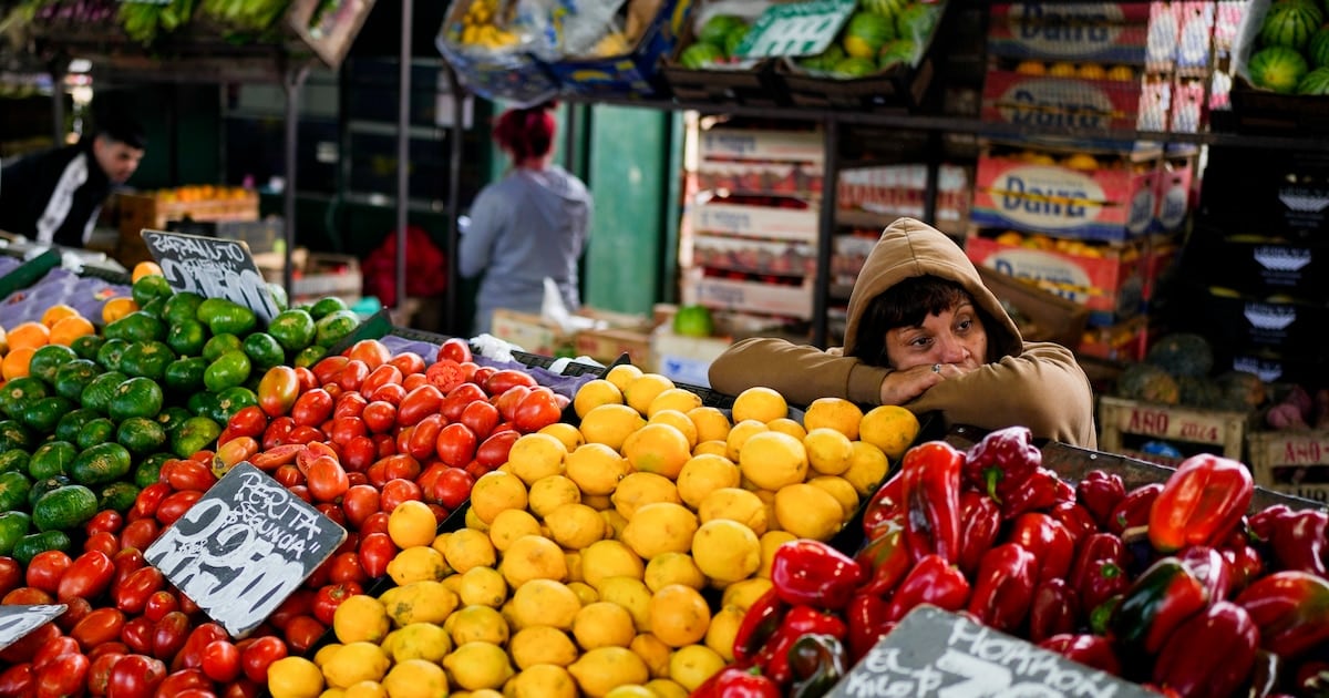 Tomate redondo se dispara 34% en septiembre y empuja la canasta de alimentos y bebidas