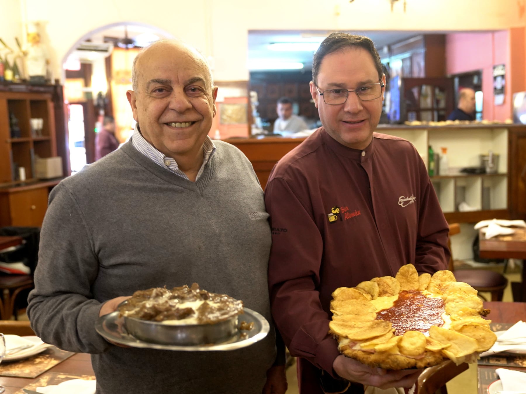 117 años en la misma esquina: el bodegón porteño donde la milanesa napolitana alimenta cuatro generaciones de parroquianos