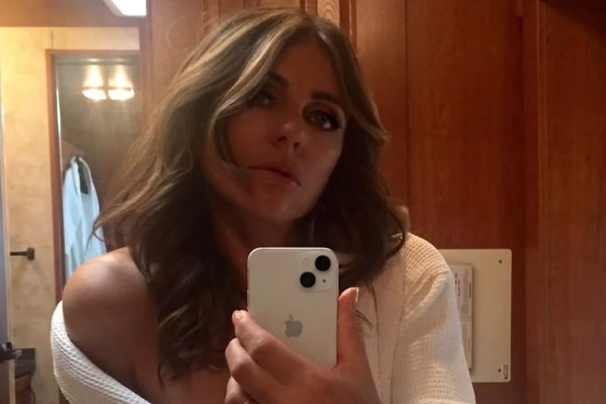 Volvió Bev Fisher: Elizabeth Hurley arrancó el segundo capítulo de The Burbs y el dedo anular se robó la película