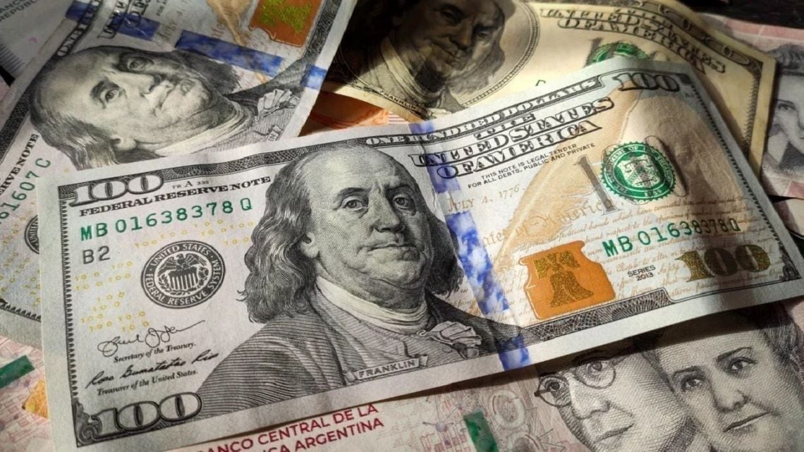 El blue cedió cinco pesos en la rueda y recortó la brecha con el dólar oficial a mínimos del día