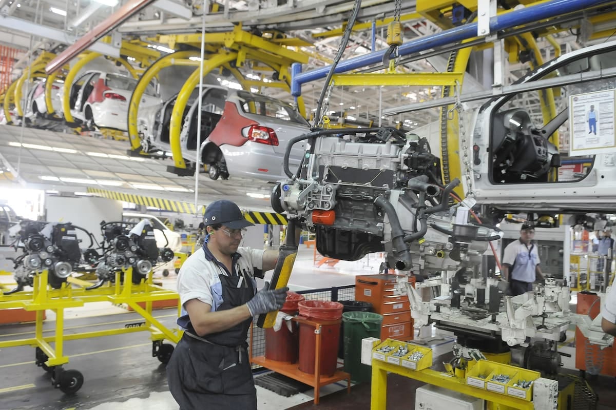 La industria operó con cuatro de cada diez plantas apagadas en agosto