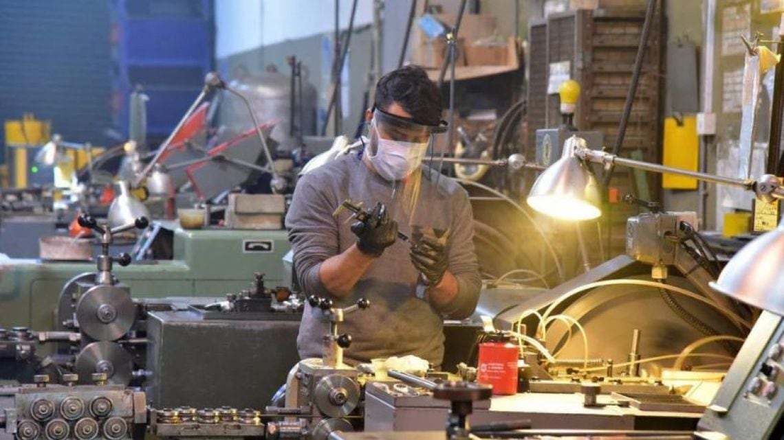 La industria opera con cuatro de cada diez puntos de su capacidad ociosa y el empleo formal pierde terreno