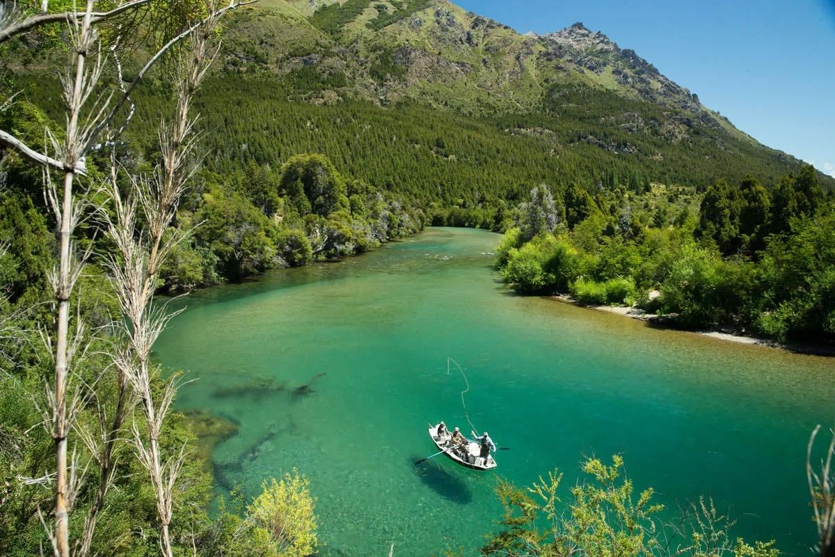 Neuquén ya vende los permisos para una temporada de pesca que promete pulseadas con truchas grandes desde el 1 de noviembre