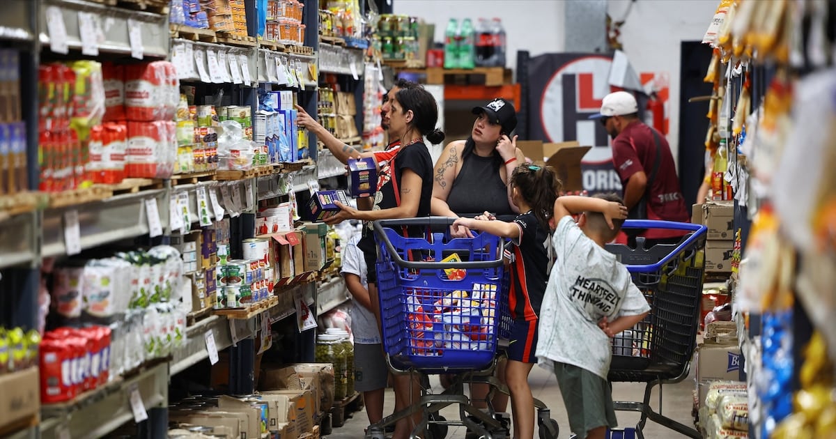 La inflación se mueve en una banda de 1,6% a 1,8% mensual y los analistas proyectan un sendero en zigzag hasta 2027