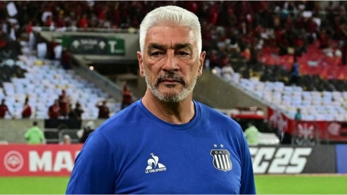 La T sigue en el fondo y De Felippe se planta: "Pongo a los que están mejor, no a mi vieja"