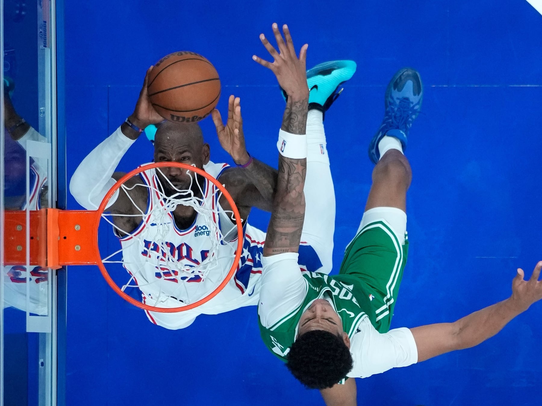 LeBron se puso la camiseta de los Sixers en casa y ya hizo volar el techo del Xfinity Mobile Arena
