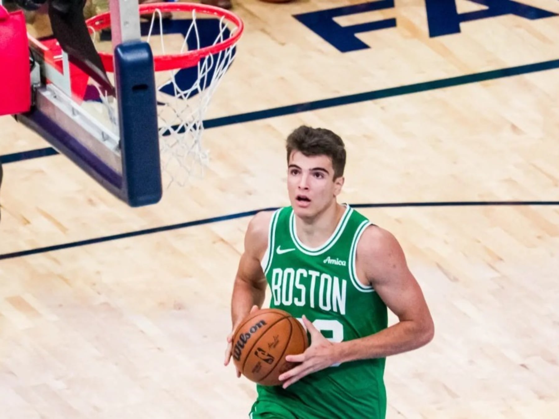 Hugo González y la volcada que hizo arder las redes en la pretemporada de la NBA
