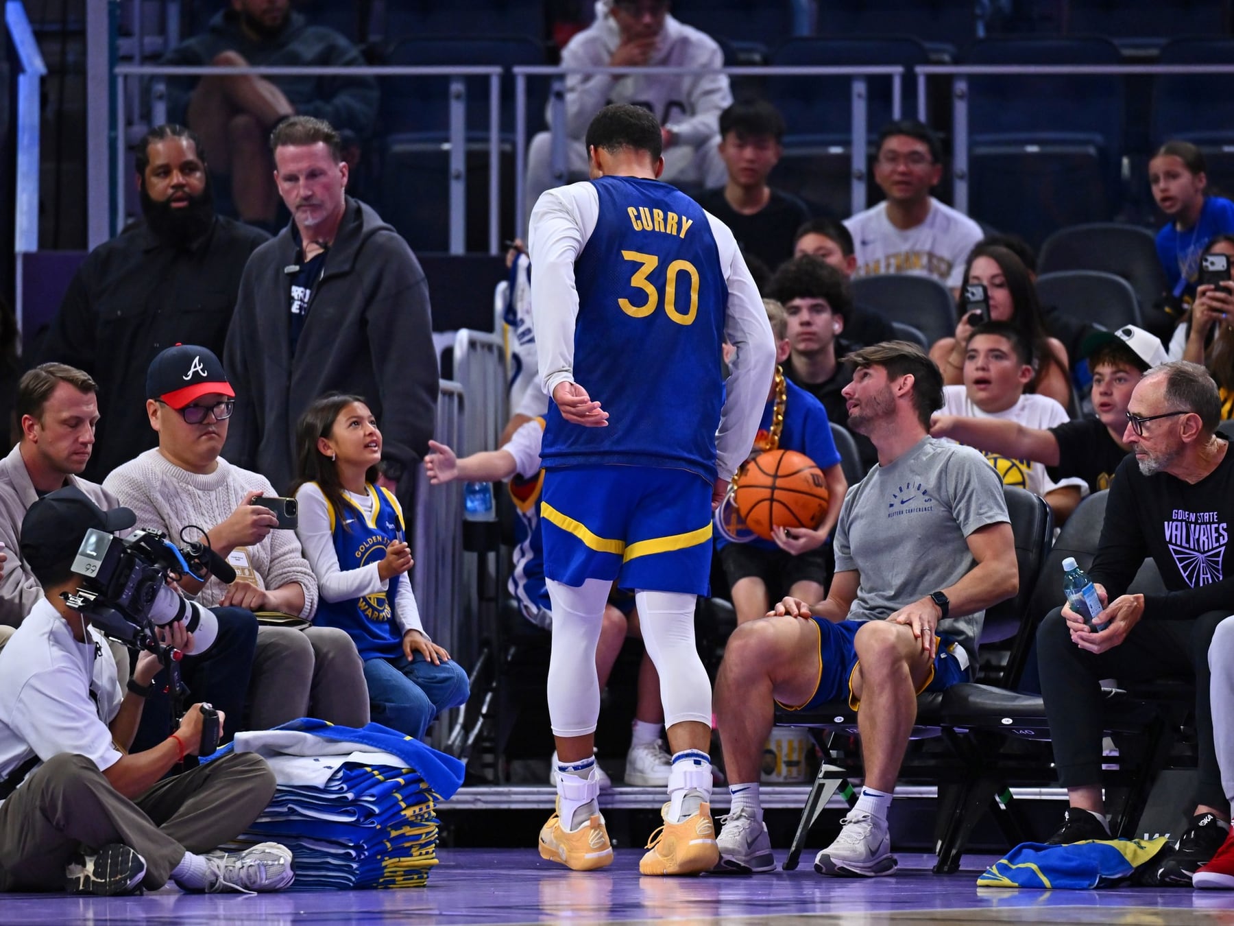 Curry renovó y al rato se torció el tobillo: los Warriors arrancan la NBA con el corazón en la boca