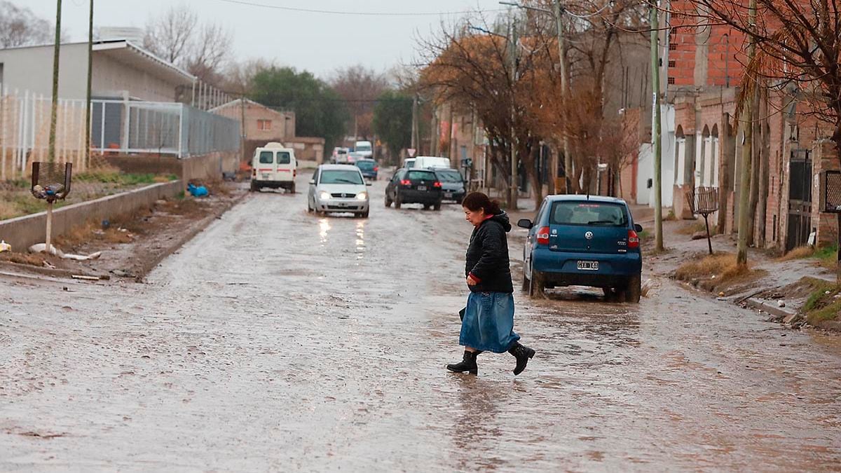 Vecinos del Neuquén que conviven con el agua: el Manual de Oro para entender por qué la provincia cambió de sequia a alerta permanente y cómo prepararse sin improvisar