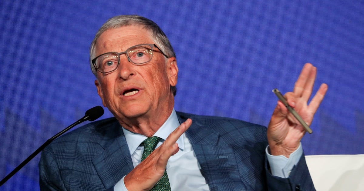 Bill Gates se cruzó con el Papa y volvió preocupado: la IA, dice, necesita que alguien la controle antes de que sea tarde