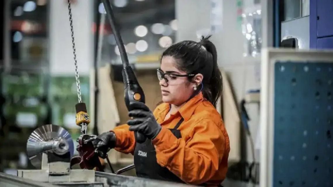La economía cerró agosto con una mejora marginal y quedó lejos de recuperar el golpe de julio