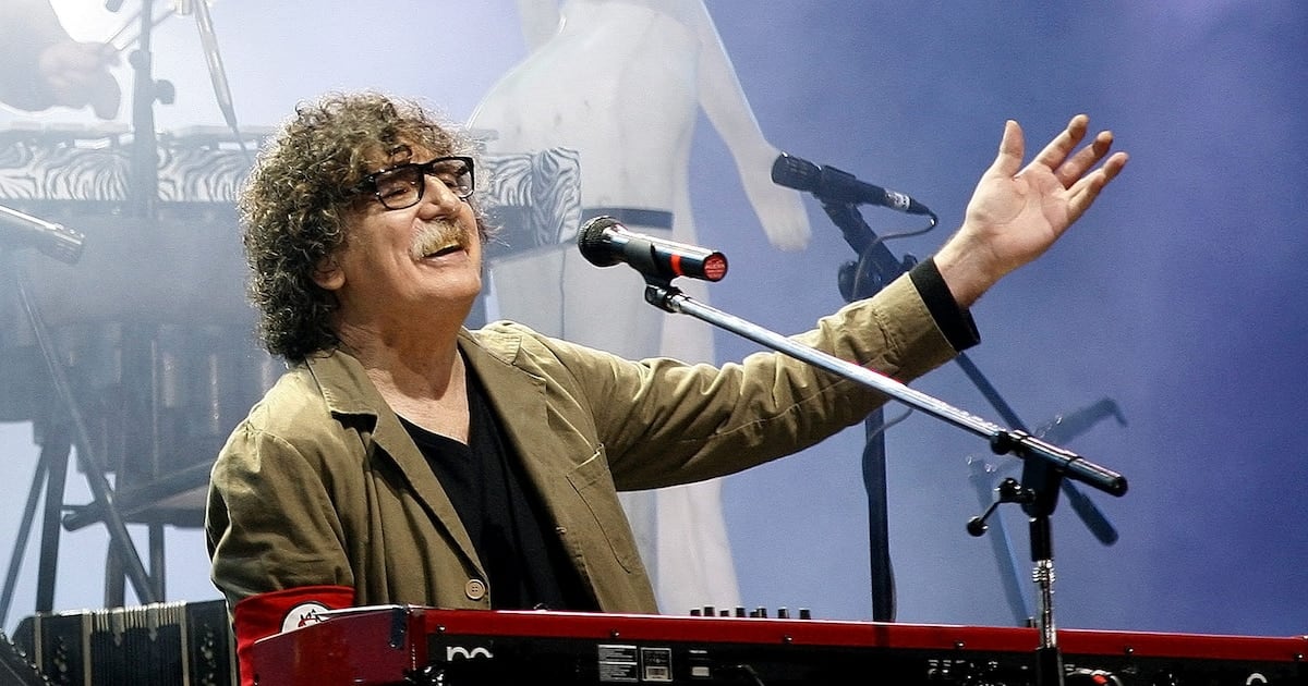 Charly García cumple 75 años entre flores, canciones y un Deborah sastre de amor en Palermo
