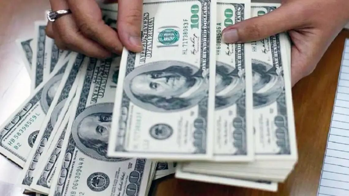 El dólar minorista llegó a $1.550 y redujo la brecha con el mercado informal