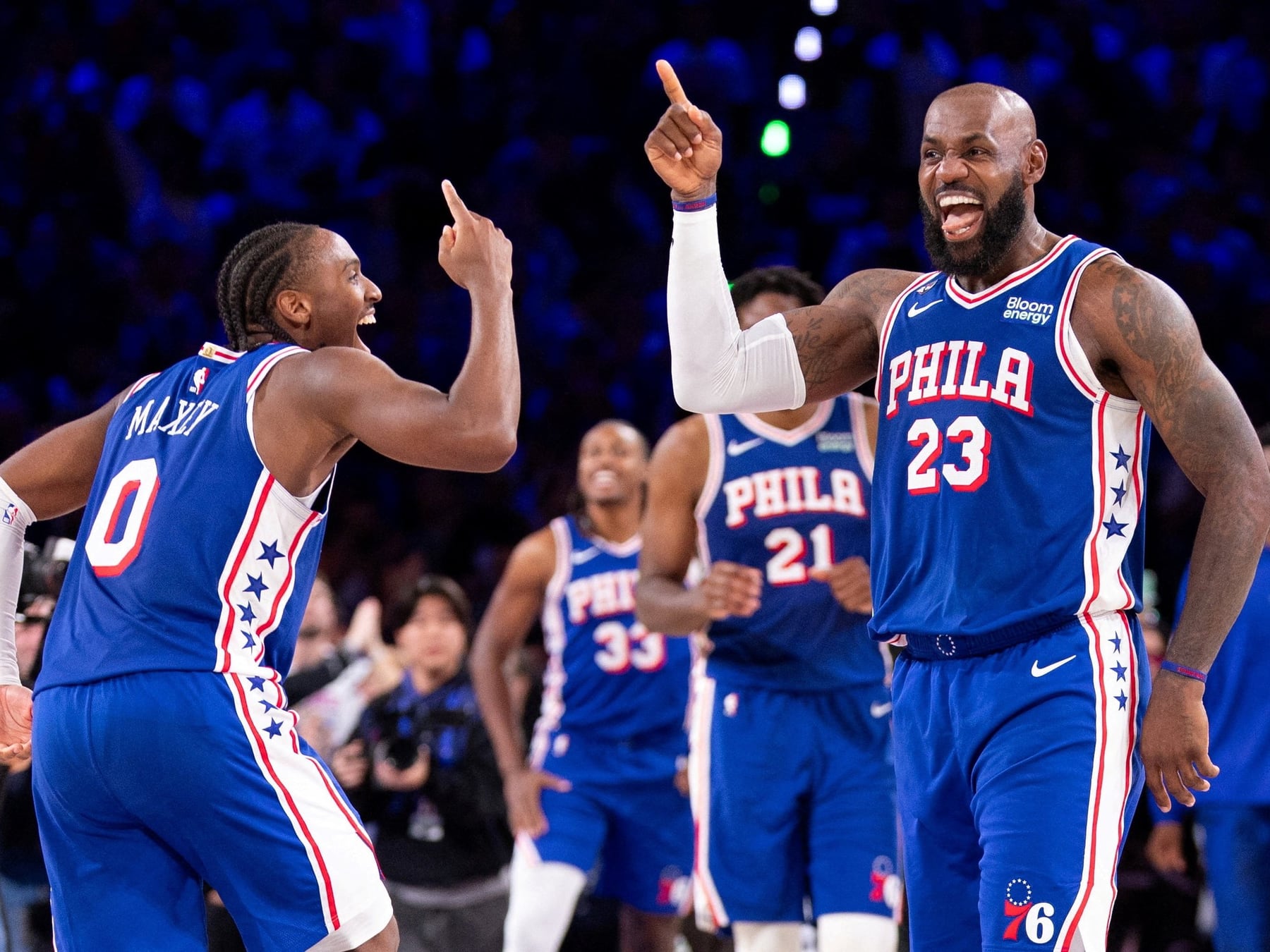 Philadelphia dio vuelta el partido ypresenceó a LeBron en su debut local