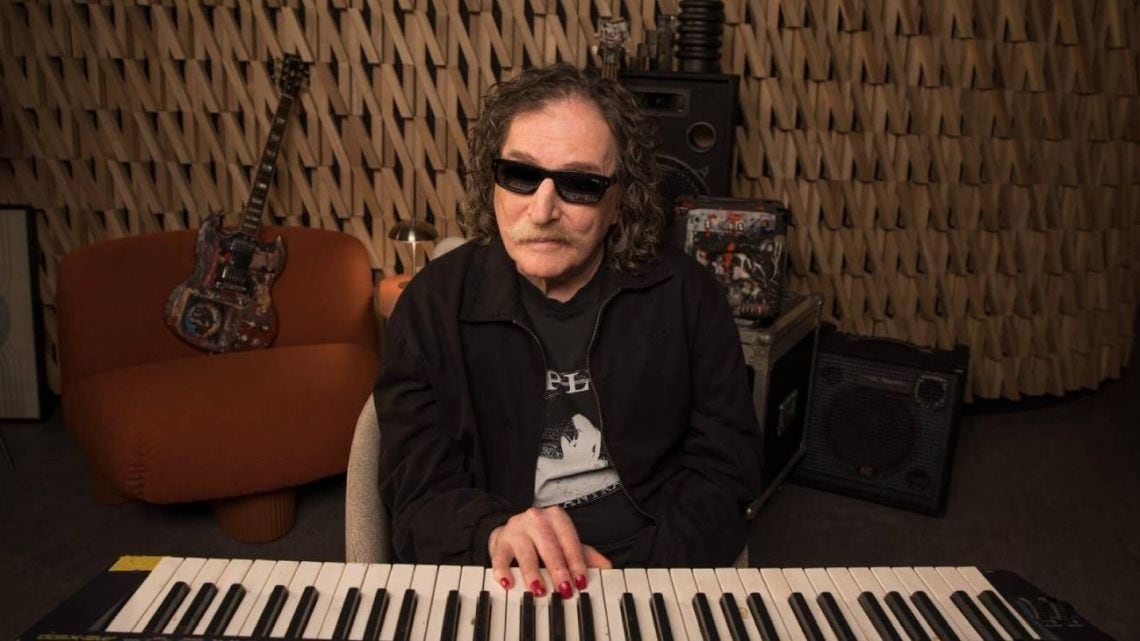 Charly García llega a los 75 años con un documental de Netflix que apunta a su legado