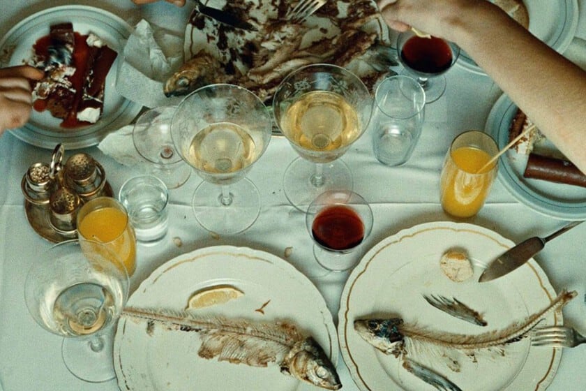 Dos jóvenes, un banquete y una película que todavía incomoda